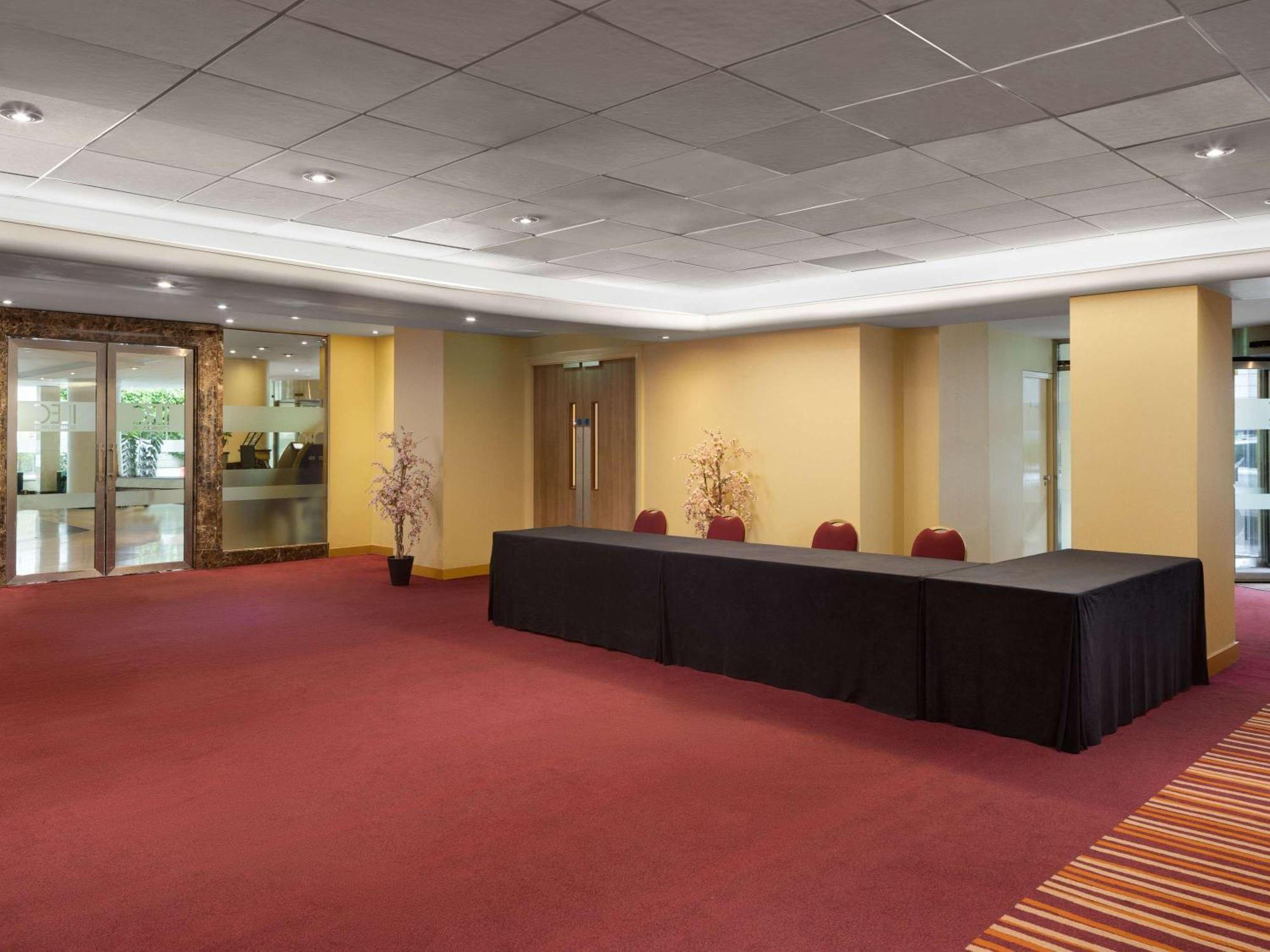 Mercure Earls Court 4*